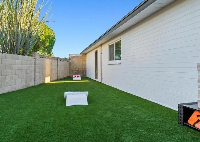Modern Old Town Paradise Oasis Yard Wpool Holiday home *