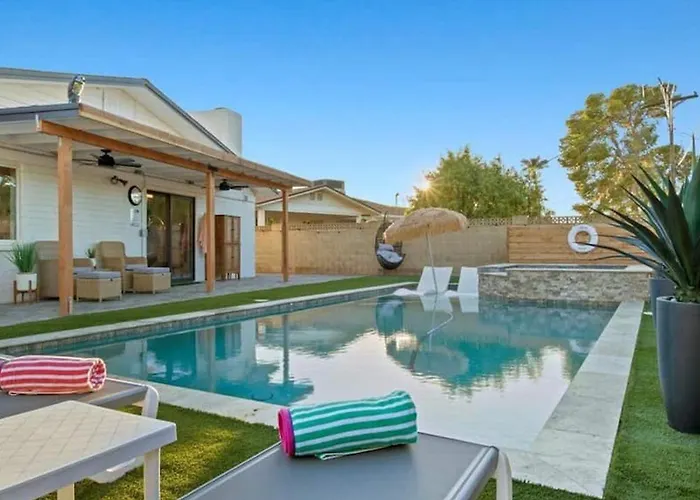 Modern Old Town Paradise Oasis Yard Wpool Holiday home *