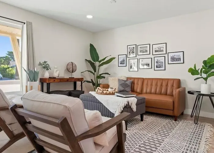 Modern Old Town Paradise Oasis Yard Wpool Holiday home